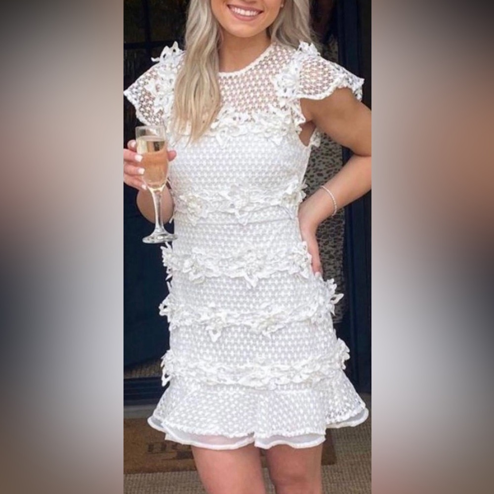 NWT Vintage charm white dress, dimensional flowers, beautiful feminine fit!